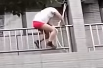 Bi hài cảnh người tình của vợ trèo ban công hàng xóm trốn chồng