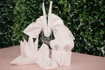Video: Hướng dẫn gấp khăn ăn napkin giúp trang trí bàn tiệc sang trọng