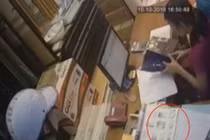 Nam trộm ảo thuật đánh cắp điện thoại trước mặt nhân viên