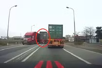 Hãi hùng xem container vượt ẩu thoát hiểm qua khe hẹp