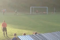 Không nhịn nổi cười với màn đá hỏng 11m như bán độ