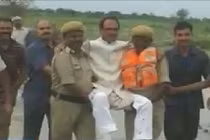 Quan chức được khiêng qua chỗ ngập khi thị sát bão lũ 