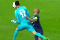 Va chạm thủ môn đội nhà, Danilo bất tỉnh rời sân