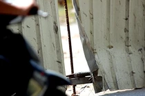 Hàng rào lá tôn sắc nhọn "giăng bẫy" người đi đường Hà Nội