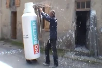 Tức nổ mắt chàng trai xịt bẩn vào mọi thứ 