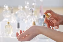 Ma trận nước hoa “hàng hiệu” giá 40.000 đồng tại chợ sinh viên