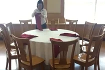 Bất ngờ các bước làm sạch khăn trải bàn trong nhà hàng