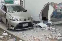 Nữ tài xế đâm xuyên thủng 3 lớp tường vì mất lái