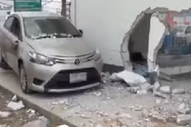 Nữ tài xế đâm xuyên thủng 3 lớp tường vì mất lái