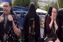 Cười ngất với biểu cảm của chàng trai sợ độ cao chơi đu quay