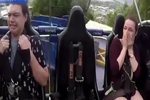 Cười ngất với biểu cảm của chàng trai sợ độ cao chơi đu quay