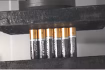 Đặt 21 cục pin dưới máy nén thủy lực, điều dễ hiểu xảy ra