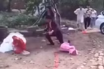 Chú rể cõng cô dâu trong đám cưới và cái kết bi hài