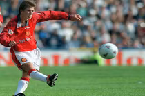 15 pha ghi bàn từ xa ấn tượng nhất trong bóng đá