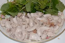 Bí quyết luộc lòng lợn ngon, trắng giòn sần sật