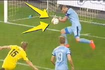 Những tình huống để bóng chạm tay lộ liễu của cầu thủ