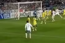 Những pha ghi bàn với quỹ đạo khôn lường