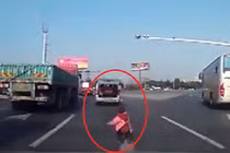 Thót tim cảnh bé gái rớt từ ô tô xuống đường giữa rừng xe