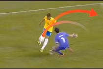 Top 25 tình huống lừa bóng qua thủ môn và ghi bàn (2)