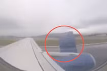 Hãi hùng cảnh động cơ máy bay bị bung khi cất cánh