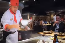 Cười vỡ bụng với đầu bếp hài hước nhất hành tinh