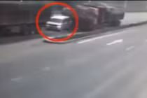 Kinh hoàng cảnh ô tô con bị xe container kẹp nát