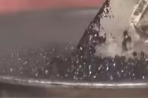 Rợn người sản xuất cà phê như nấu nhựa đường