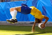 10 pha ném biên ghi bàn dị nhất trong bóng đá