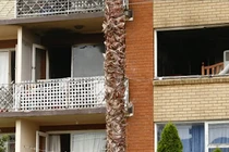 Hú hồn cảnh cháy nhà, mẹ thả con từ tầng 2 xuống