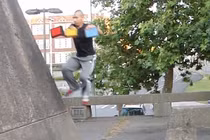 Chàng trai trăm tài lẻ hút dân mạng