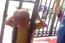 Toát mồ hôi giải cứu bé trai kẹt đầu ở cửa sắt
