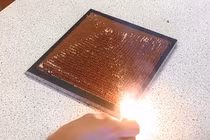 Xếp 5.000 que diêm thành kim tự tháp và đốt trong 10 giây