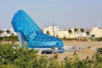 Độc đáo nhà thờ có hình dáng như chiếc giày thủy tinh