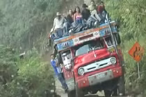 Thót tim với cảnh đi xe khách trên đường đèo