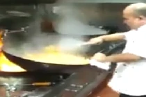 Clip vận dụng kungfu trong khi nấu cơm