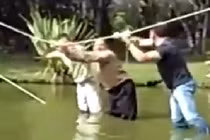 Chết cười xem ba anh chàng thử thách đi trên dây