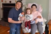 Chuyện lạ: Cặp song sinh người ra đời trước lại làm em