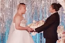 Sợ lộ béo, cô dâu bắt chú rể mặc váy cưới thay mình