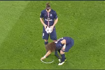 Video: Hài hước cùng bình xịt bọt tự hủy trong bóng đá