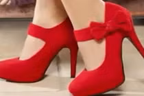 Video: Chiến dịch kỳ lạ liên quan đến đôi giày cao gót