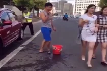 Mải ngắm người đẹp, trai trẻ nhận quả đắng