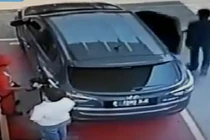 Thủ đoạn lẻn vào ô tô trộm đồ khi khổ chủ đổ xăng