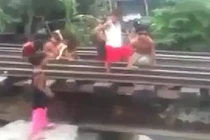Thót tim cảnh đám trẻ chơi trốn tìm trên đường ray tàu hỏa