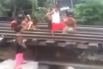 Thót tim cảnh đám trẻ chơi trốn tìm trên đường ray tàu hỏa