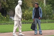 Ghê rợn tượng bỗng dưng sống dậy, đuổi bám theo người