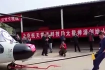 Kinh khiếp võ sĩ kungfu dùng “của quý” kéo máy bay trực thăng