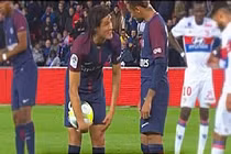 Video: Cầu thủ nổi tiếng “tranh nhau” đá penalty 