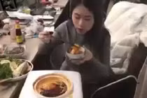 Nữ nhân viên vô tư nấu lẩu ăn ngay trong văn phòng