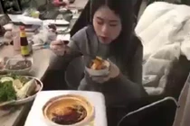 Nữ nhân viên vô tư nấu lẩu ăn ngay trong văn phòng