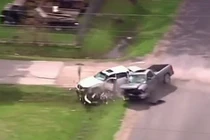 Cướp xe bán tải chạy trốn gây tai nạn